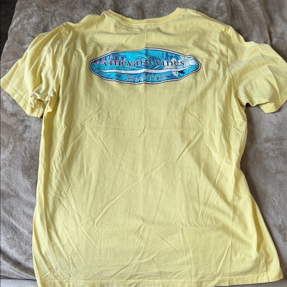 Vineyard Vines Men's Pale Yellow Short Sleeve Tee with Blue Logo Patch - Picture 3 of 3